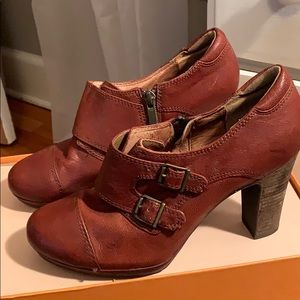 Super cute brown booties